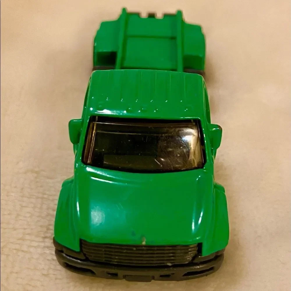 Matchbox MB695 2006 Green Utility Truck Die Cast.